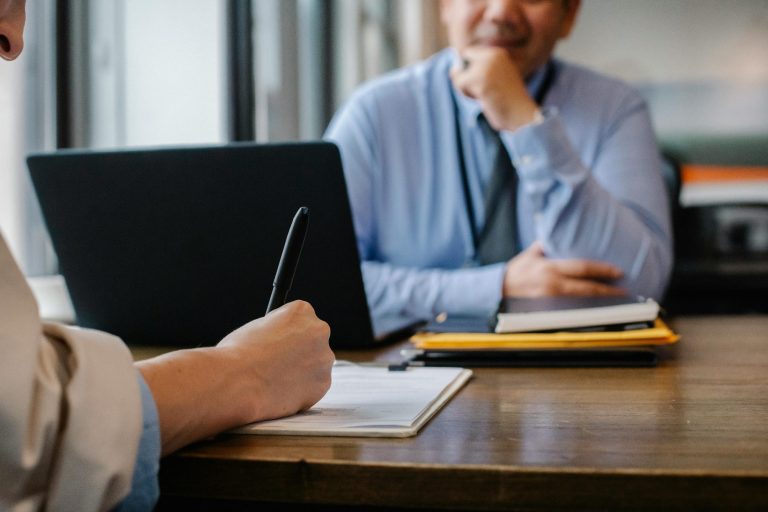 Foto einer Frau die einen Arbeitsvertrag unterschreibt