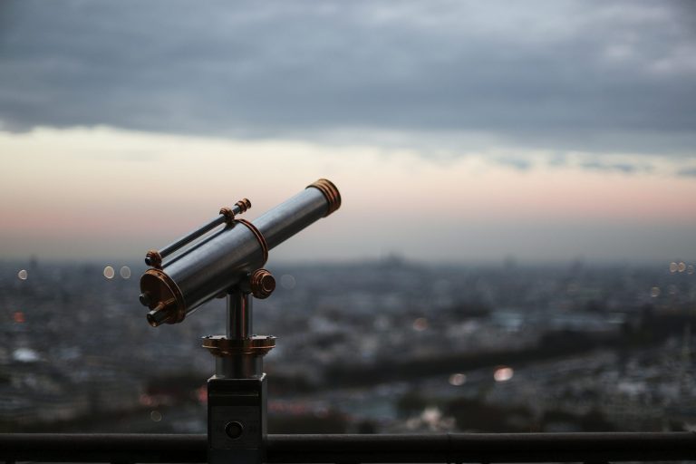 Foto eines Fernrohrs vor Stadtausblick